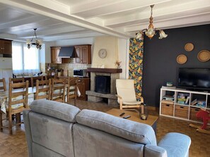 TV, fireplace