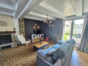 TV, fireplace