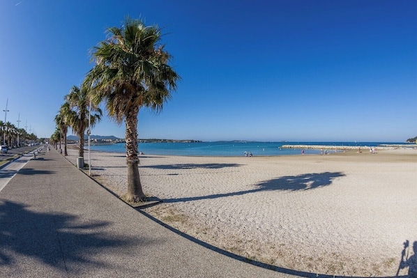 Una spiaggia nelle vicinanze