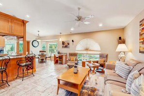 Smart TV, chimenea y estéreo 