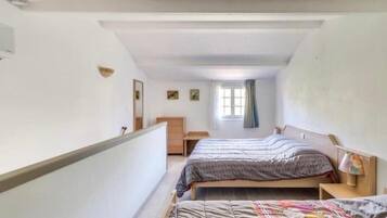 1 dormitorio, tabla de planchar con plancha, ropa de cama