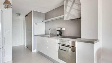 Frigorífico, microondas, horno y lavavajillas