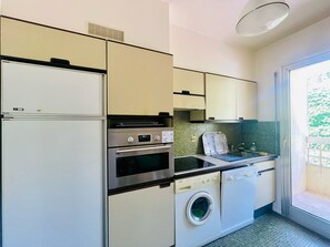 Kühlschrank, Mikrowelle, Ofen, Geschirrspüler