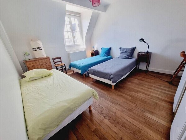 2 chambres, fer et planche à repasser, Wi-Fi, draps fournis