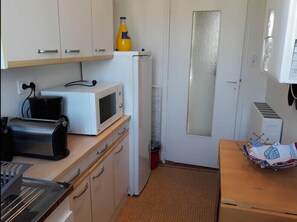 Fridge, microwave, oven, coffee/tea maker - Charming 3 room near the beach of Saint-Malo (Saint-Malo)