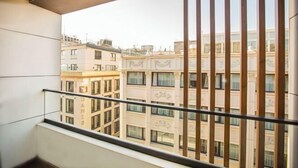 A balcony with a view of adjacent buildings. - Ramada Plaza by Wyndham Istanbul Sultanahmet (Istanbul)
