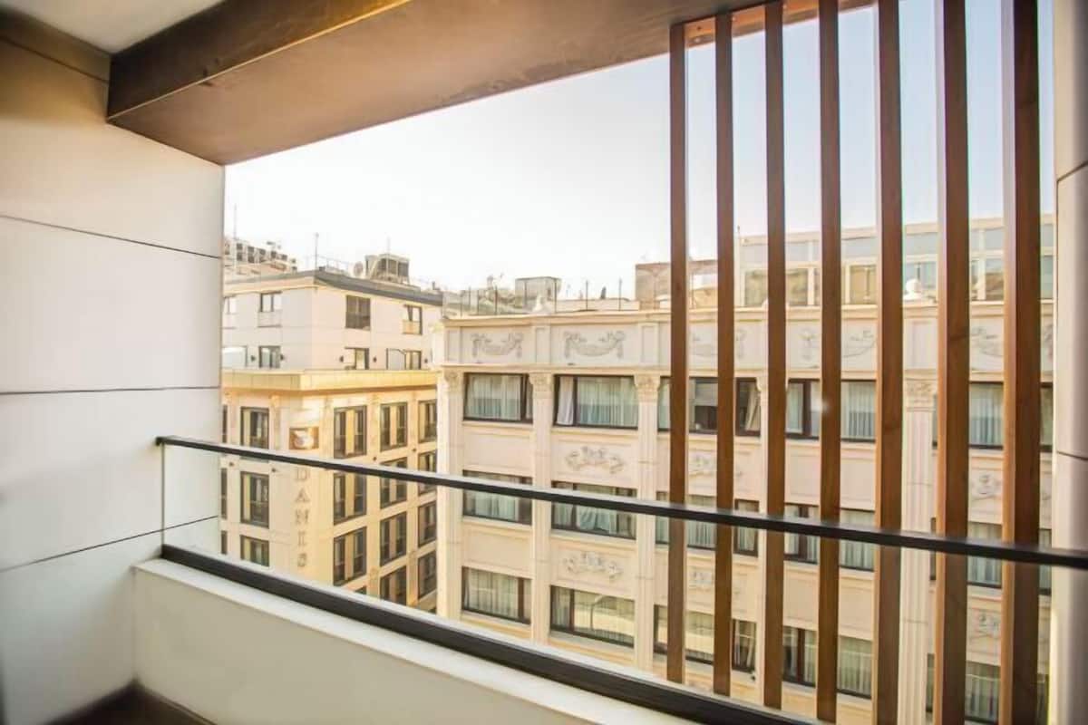 Un balcon donnant sur les bâtiments voisins.
