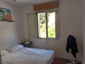 2 chambres, fer et planche à repasser, draps fournis