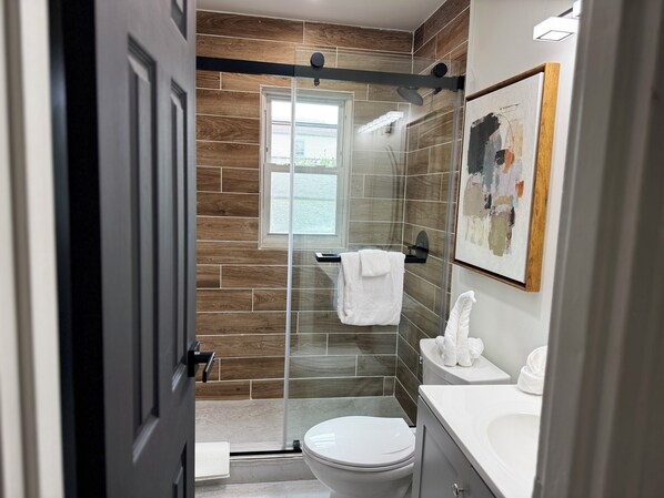 Dusche, Haartrockner, Handtücher, Seife