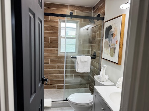 Charming 3-bedroom house with WiFi, AC in enjoyable Hempstead