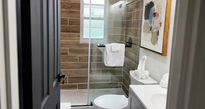 Charming 3-bedroom house with WiFi, AC in enjoyable Hempstead
