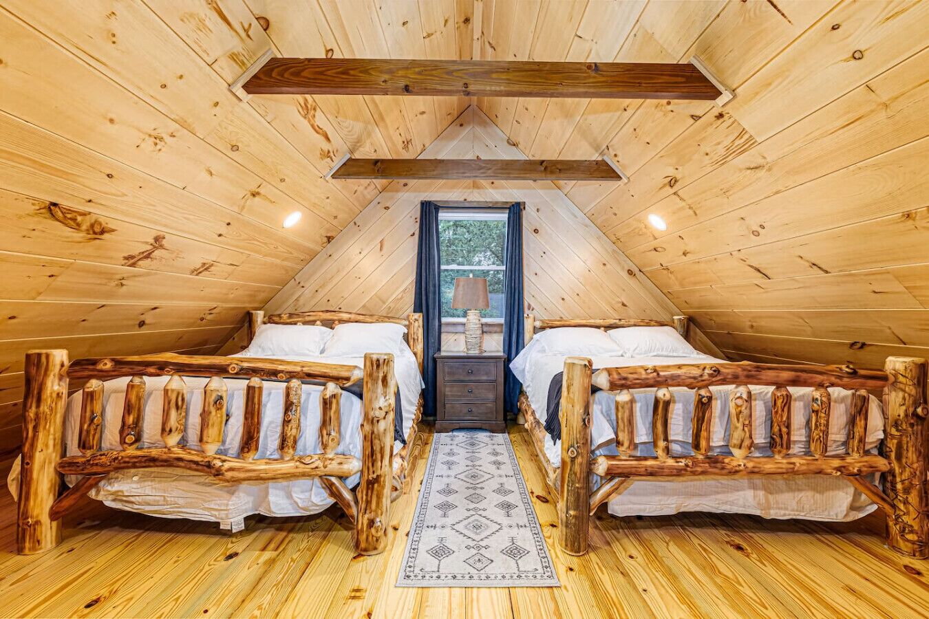 3 soverom, skrivebord, strykejern/-brett og reiseseng for barn