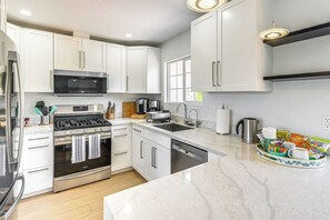 Refrigerador, microondas, horno y parrilla de estufa 