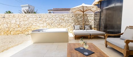 Habitación Deluxe con 1 cama matrimonial o 2 individuales, patio, vista al jardín | Terraza o patio
