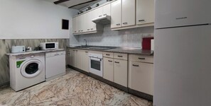 Mikrobølgeovn, ovn, kokeplater og oppvaskmaskin