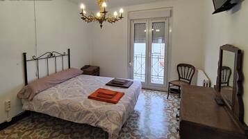 6 室のベッドルーム、アイロン / アイロン台、ベッドシーツ