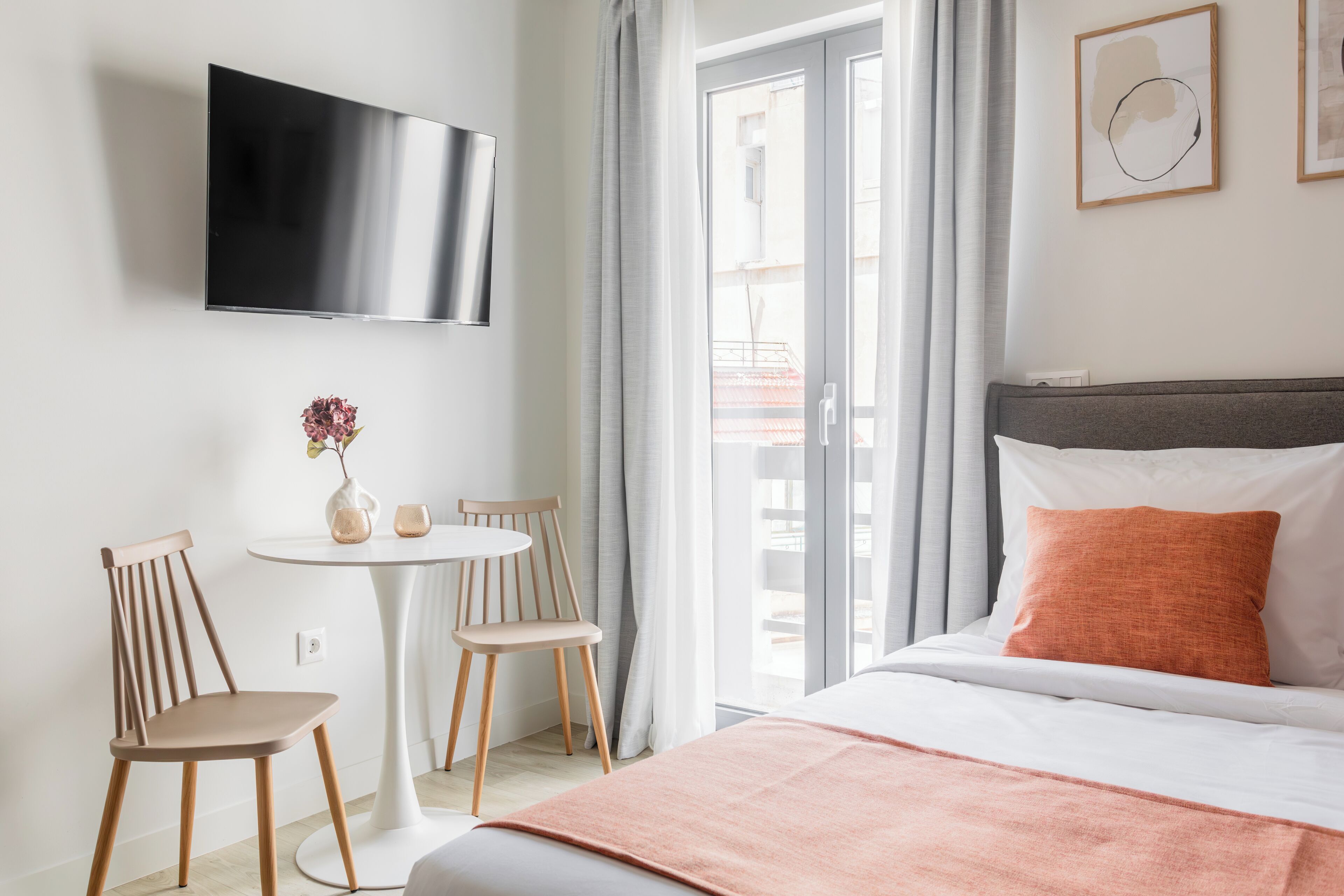 SOL Comet | Laptop workspace, iron/ironing board, free WiFi, bed sheets