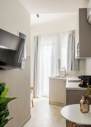 SOL Aurora | Laptop workspace, iron/ironing board, free WiFi, bed sheets - SOL by Zoia Living (Athens)