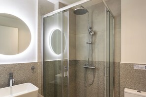 Shower, hair dryer, towels, soap - SOL by Zoia Living (Athens)