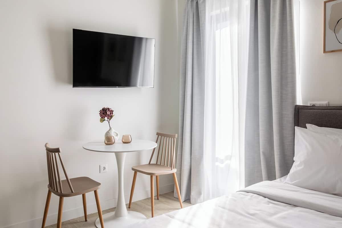 SOL Comet | Woonruimte | Een 43-inch flatscreentelevisie met digitale zenders