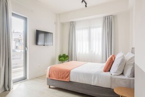 SOL Flare | Laptop workspace, iron/ironing board, free WiFi, bed sheets - SOL by Zoia Living (Athens)