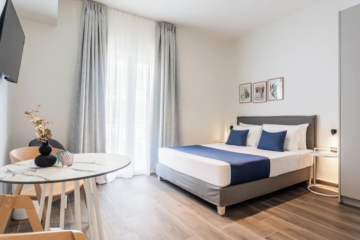 KLEO Hecate | Desk, iron/ironing board, free WiFi, bed sheets