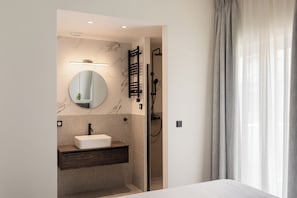 Executive Apartment | Bathroom | Shower, hair dryer, towels, soap