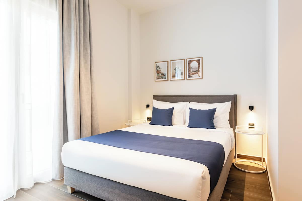 KLEO Hera | Desk, iron/ironing board, free WiFi, bed sheets