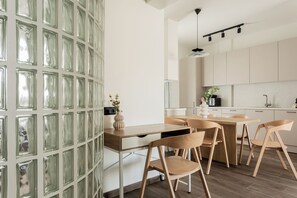 Executive appartement | Privékeuken | Een koelkast, een microgolfoven, een kookplaat, een waterkoker