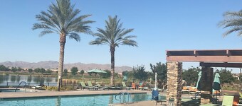 Charming 2-bedroom house with WiFi, AC in amazing Surprise 55 plus PICKLEBALL!