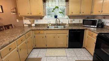 Micro-ondes, four, plaque de cuisson, lave-vaisselle