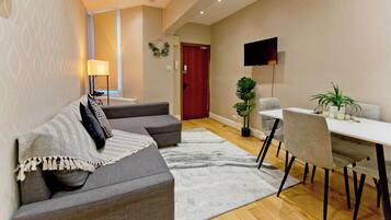 Apartment | Wohnbereich | Flachbildfernseher