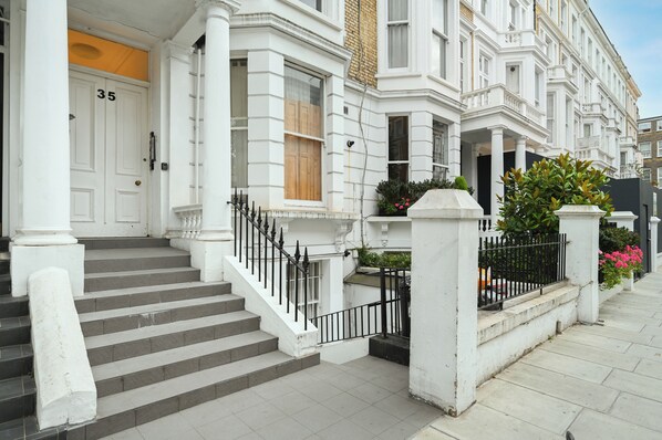 Front of property - Imperial Earls Court Apartments (London)
