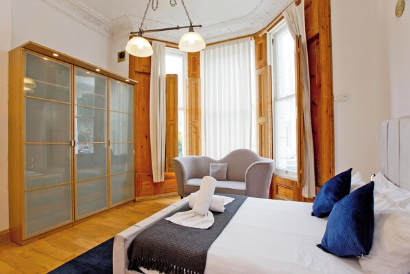 Iron/ironing board, free WiFi - Imperial Earls Court Apartments (London)