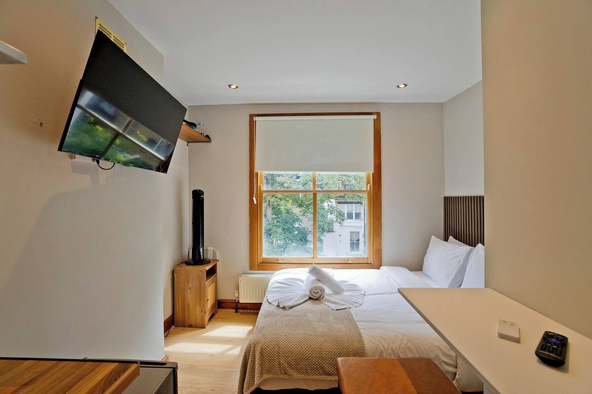 2 bedrooms, iron/ironing board, free WiFi