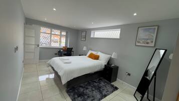 5 bedrooms, iron/ironing board, WiFi, bed sheets