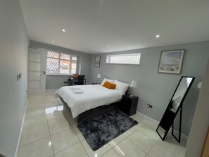 5 habitaciones, tabla de planchar con plancha, wifi y ropa de cama