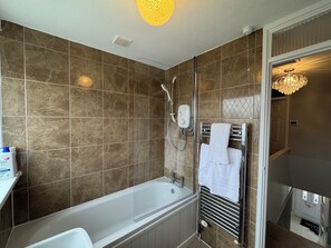 Shower, hair dryer, towels, soap - Cosy Guest House, Langley, Slough. (Langley)