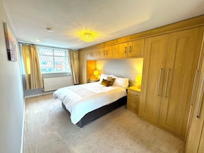 5 bedrooms, iron/ironing board, WiFi, bed sheets - Cosy Guest House, Langley, Slough. (Langley)