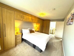 5 bedrooms, iron/ironing board, WiFi, bed sheets