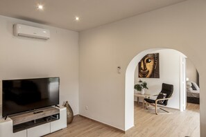 TV, fireplace - Galata Watermill Cottage (Galata)
