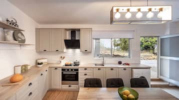 Fridge, microwave, oven, coffee/tea maker