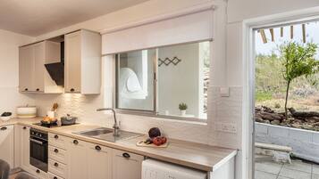 Réfrigérateur, micro-ondes, four, cafetiÚre/bouilloire