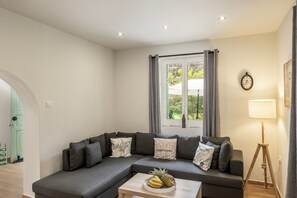 TV, fireplace - Galata Watermill Cottage (Galata)