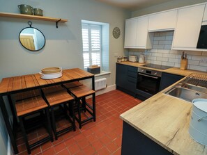 Lave-vaisselle, batterie de cuisine, vaisselle et ustensiles