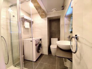 Dusche, umweltfreundliche Kosmetikartikel, Haartrockner, Handtücher