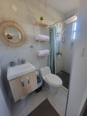 Douche, sèche-cheveux, serviettes fournies, savon