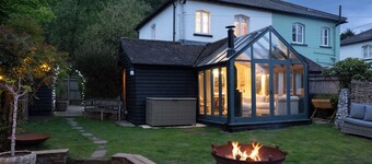 Pretty Riverside Cottage, Petworth
Two Bedrooms, Sleeps 3. Dogs Welcome