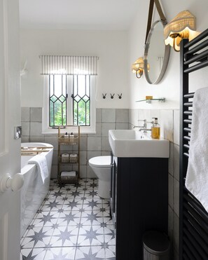 Towels, soap, toilet paper - Pretty Riverside Cottage, Petworth
Two Bedrooms, Sleeps 3. Dogs Welcome (Petworth)