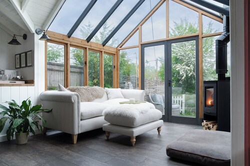 Pretty Riverside Cottage, Petworth
Two Bedrooms, Sleeps 3. Dogs Welcome